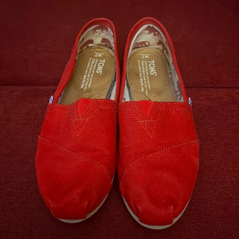 Toms Canvas Shoes in Red: Size 7